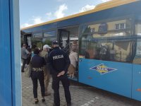działania w komunikacji miejskiej w Skierniewicach przeciwko covid -19, policjanci straż miejska i sanepid kontrolują autobusy