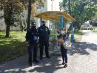 działania w komunikacji miejskiej w Skierniewicach przeciwko covid -19, policjanci straż miejska i sanepid kontrolują autobusy
