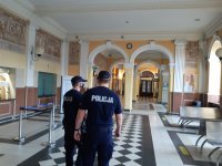 policjanci kontrolują dworzec PKP  w Skierniewicach