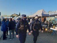 funkcjonariusze Policji  patrolują targowisko miejskie w Skierniewicach