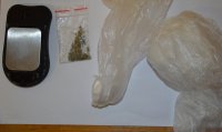 przedmioty zabezpieczone przez policjantów: waga elektroniczna, dilerka z marihuaną, woreczek foliowy z amfetaminą