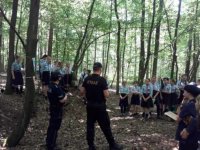 Policjantka strażak i harcerze w lesie