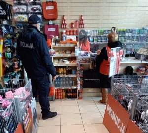 Policjant i pracownik Sanepidu w sklepie
