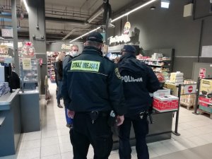 Policjant i strażnik miejski w sklepie