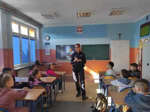 Policjantka w  klasie z uczniami