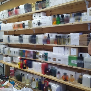 Półki z perfumami w kartonach
