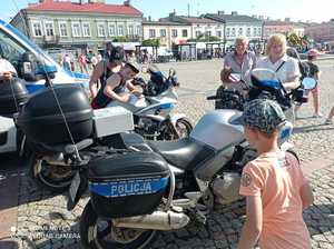 Dzieci przy motocyklach policyjnych na rynku