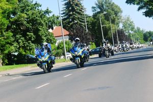 Dwóch policjantów na motocyklach służbowych na ulicy miasta