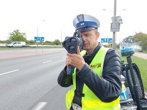 policjant ruchu drogowego nadzoruje ruch pojazdów, wykonuje pomiary prędkości