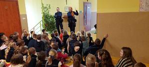 Policjanci i dzieci  w sali.