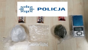 Biały proszek i zielony susz w torebkach foliowych, testery narkotykowe, waga elektroniczna i napis policja