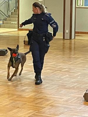 Policjantka i pies służbowy podczas pokazu