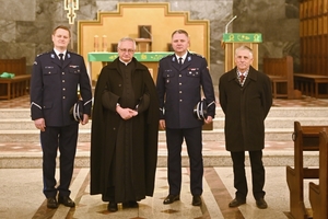 Komendanci Komendy Miejskiej Policji w Skierniewicach wraz z Kapelanem powiatu skierniewickiego.