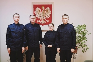 3 nowych funkcjonariuszy wraz z Komendantem Komendy Miejskiej Policji w Skierniewicach.