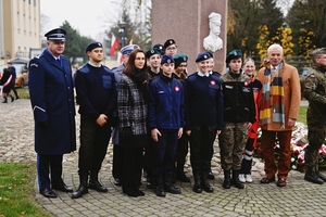 Klasa mundurowa wraz z Komendantem Miejskim Policji w Skierniewicach