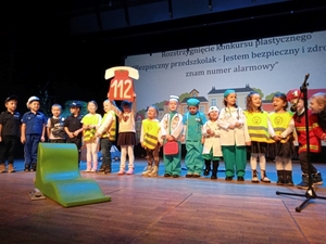 Zdjęcie grupowe dzieci biorących udział w konkursie plastycznym