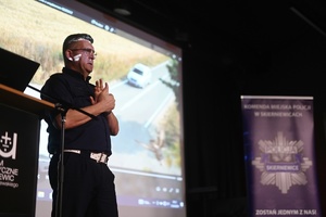 Naczelnik ruchu drogowego podczas prezentacji.
