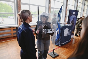 Uczeń przymierzający strój policyjny w trakcie dni otwartych na Rawce.