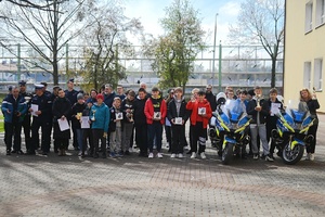 Zdjęcie grupowe zawodników z organizatorami.