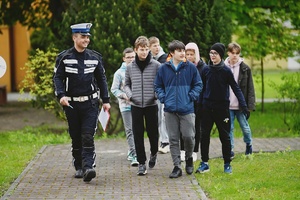 Policjant z młodzieżą.