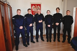 Nowi funkcjonariusze z Komendantem Miejskim Policji w Skierniewicach.