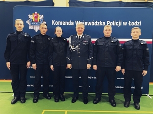 Nowi policjanci z Komendantem Miejskim Policji w Skirniewicach.