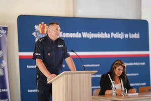 Komendant Wojewódzki Policji w Łodzi witający uczestników.