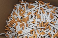 papierosy w kartonowym pudełku zabezpieczone przez Komendę Miejską Policji w Skierniewicach