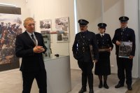 omówienie wystawy &quot;Policja II RP i dziś&quot; przez kustosza Piotra Paradowskiego