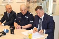 podpisanie umowy o kolejne radiowozy dla skierniewickiej policji