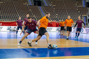 Zawodnicy podczas meczu piłki halowej.