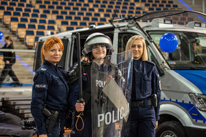 Pokaz policyjnego umundurowania i sprzętu wykorzystywanego w codziennej służbie.