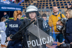 W policyjnym stroju.