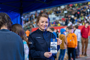 Policjantka z ulotką.