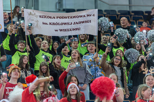 Dopingująca publiczność.
