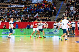 Zawodnicy grają w piłkę.