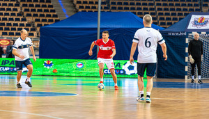 Zawodnicy grają w piłkę.