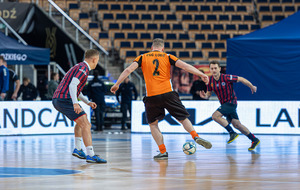 Zawodnicy grają w piłkę.