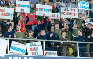 Publiczność dopinguje.