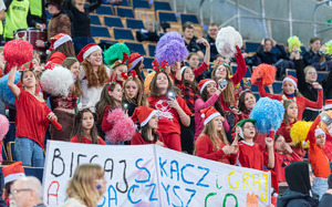 Dzieci dopingują uczestników.