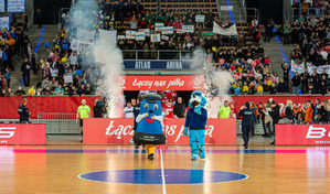 na zdjęciu Komisarz Błysk i Kot Prewencjusz na terenie hali łódzkiej Atlas Areny podczas inauguracji Noworocznego Turnieju Piłki Halowej IPA CUP.