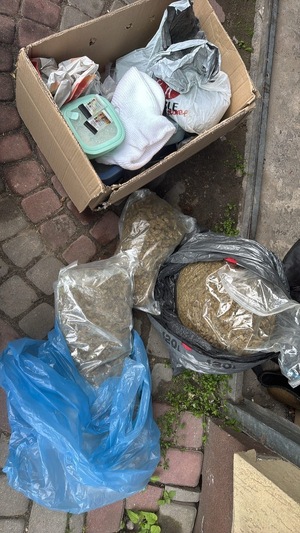 Pudełka i foliowe torebki w pudełkach.