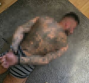 Mężczyzna lezy na podłodze.