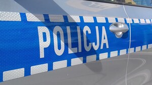napis Policja na drzwiach radiowozu