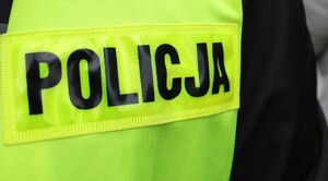 napis policja na żółtej kamizelce odblaskowej