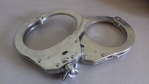 kajdanki leżące na stole