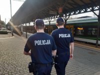 policjanci KMP w Skierniewicach patrolują rejon dworca, na peronie stoi pociąg