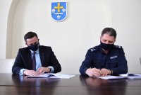 komendant policji i prezydent miasta Skierniewice podpisują porozumienie