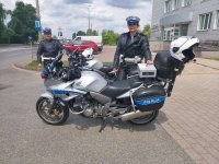 Dwoje policjantów przy motocyklach policyjnych