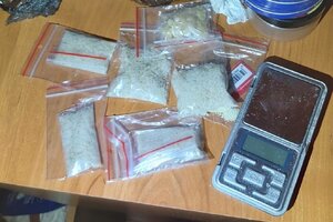 Torebki z zapięciem strunowym z białą, krystaliczną substancją i waga elektroniczna